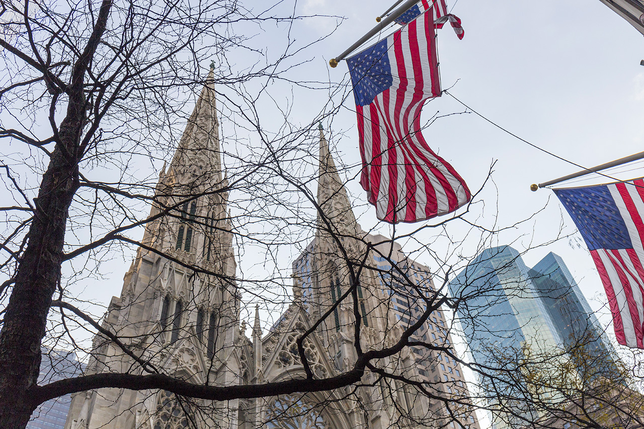 St Patrick Cathedral New York drapeaux
Credit Photo wirestock via Envato