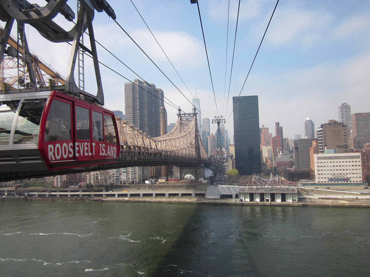 Roosevelt island tramway pont traversée New York,
Credit Photo Doug Kerr via Flickr